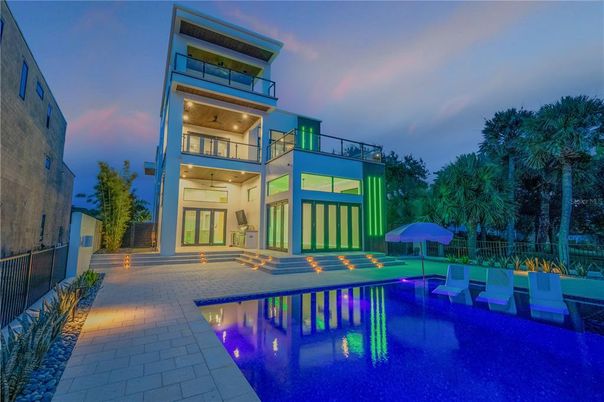Exterior, Facade, Pool, Modern