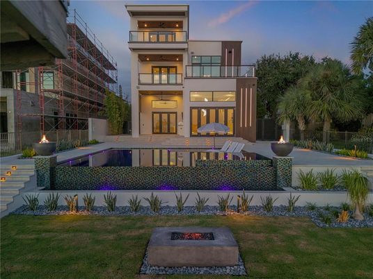 Backyard, Exterior, Facade, Pool, Modern