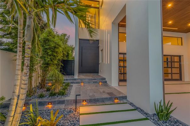 Exterior, Facade, Pool, Modern