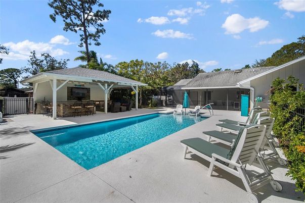 Exterior, Pool