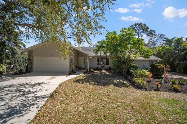 Attached, Exterior, Facade, Ranch
