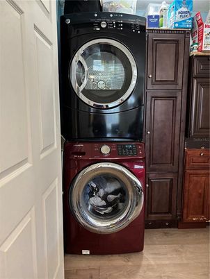 Interior, Utility Closets, Washer, Wood Texture Flooring