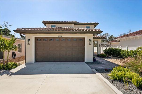 Attached, Exterior, Facade, Mediterranean