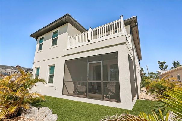 Exterior, Facade, Modern