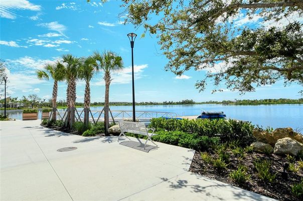 Exterior, Lake