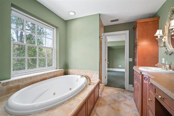 Bathroom, Dual Sink Vanities, Interior, Recessed Lighting