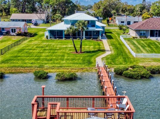 Exterior, Lake