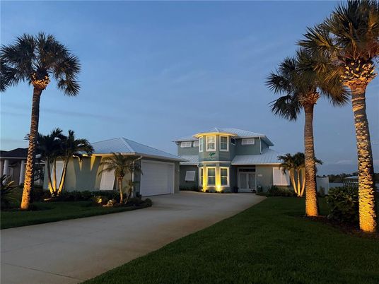 Attached, Exterior, Facade, Mediterranean