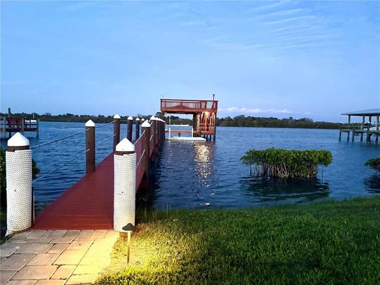 Exterior, Lake