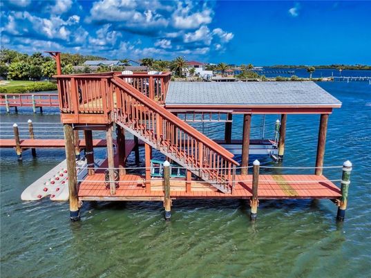 Exterior, Lake