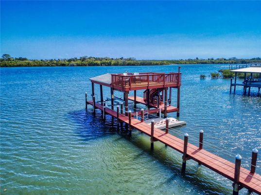Exterior, Lake
