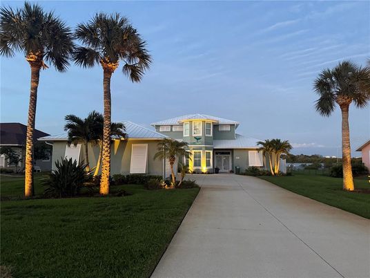 Exterior, Facade, Mediterranean