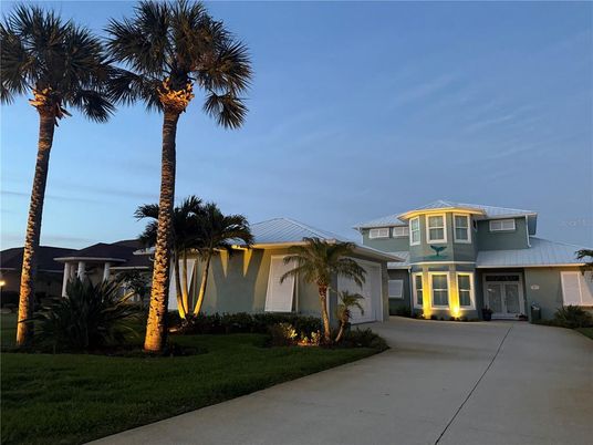 Exterior, Facade, Ranch