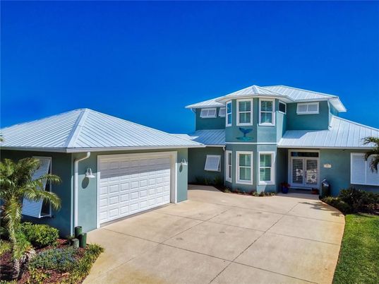 Attached, Exterior, Facade, American Craftsman