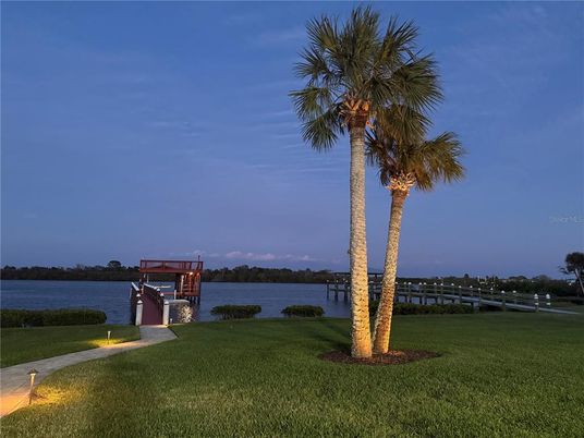 Exterior, Lake