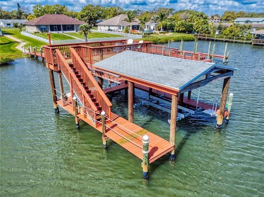 Exterior, Lake