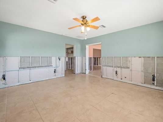 Empty room, Interior