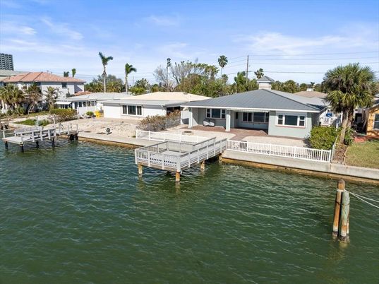 Exterior, Lake