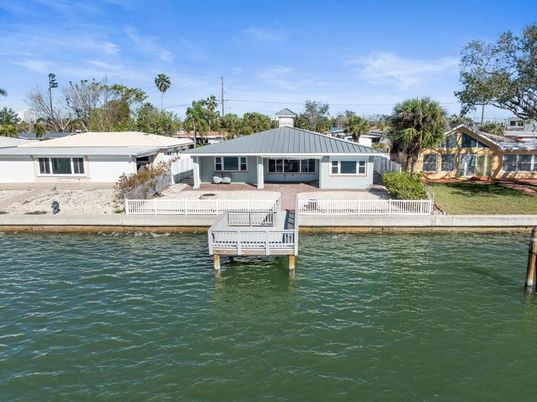 Exterior, Lake