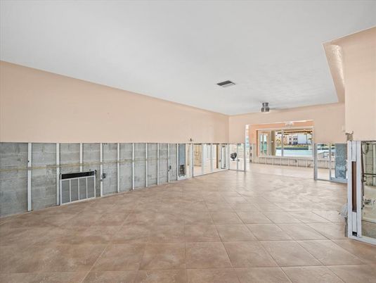 Empty room, Interior