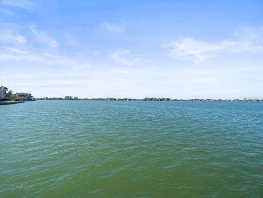 Exterior, Lake