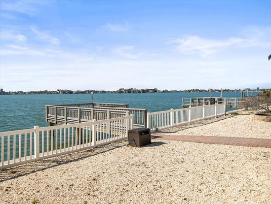 Exterior, Lake