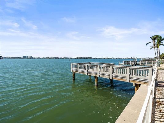 Exterior, Lake