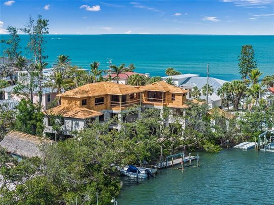 Exterior, Lake