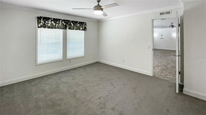 Empty room, Interior