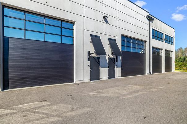 Attached, Exterior, Facade, None