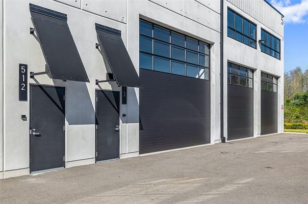 Attached, Exterior, Facade, None