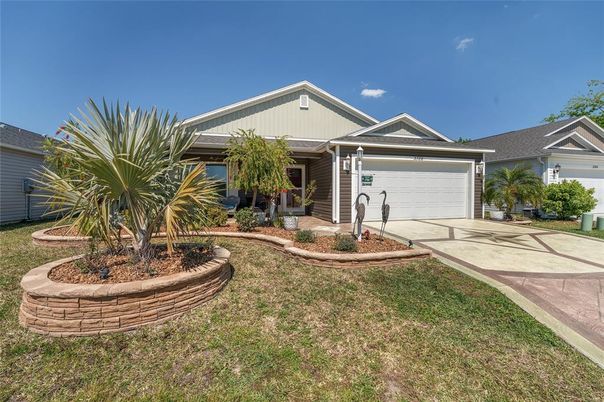 Attached, Exterior, Facade, Ranch