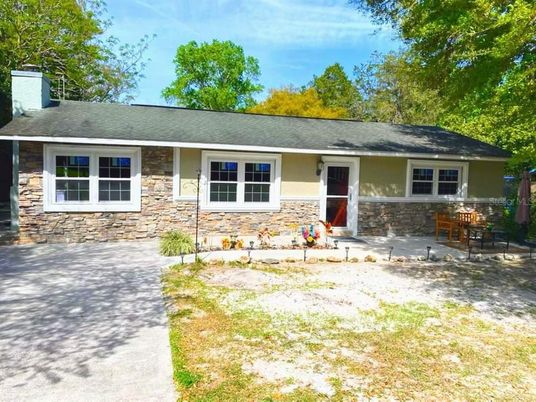 Exterior, Facade, Ranch