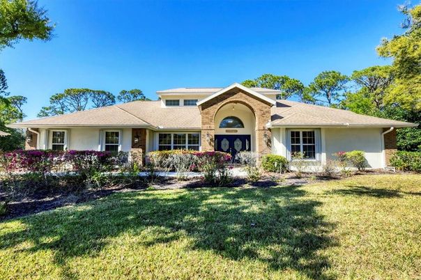 Backyard, Exterior, Facade, Brick Facade, Ranch
