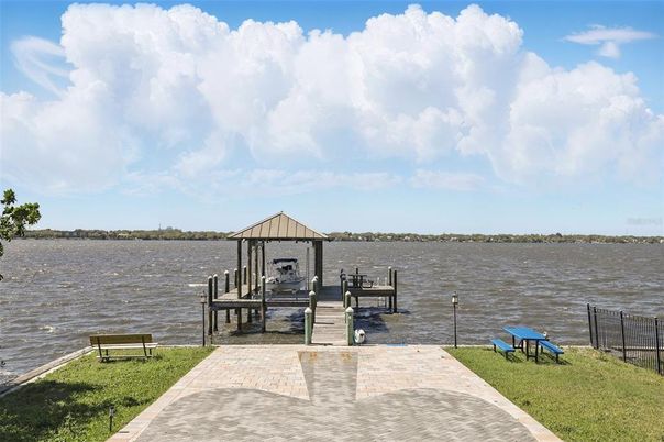 Exterior, Lake