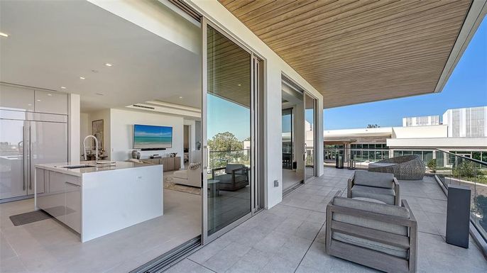 Exterior, Kitchen, Recessed Lighting