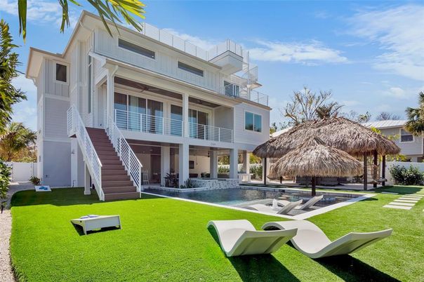Backyard, Exterior, Facade, Pool, Modern