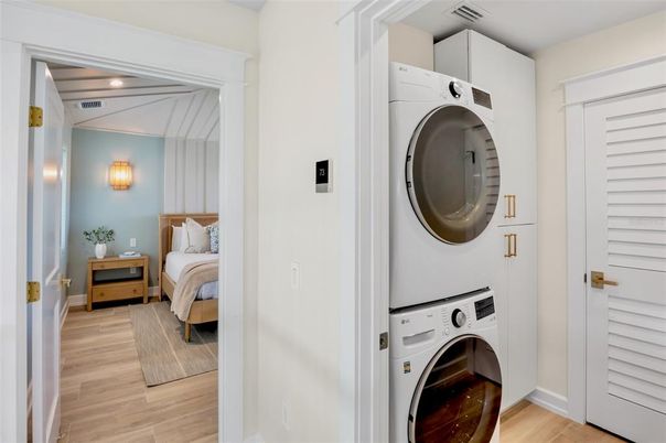Bedroom, Interior, Utility Closets, Washer, Wood Texture Flooring