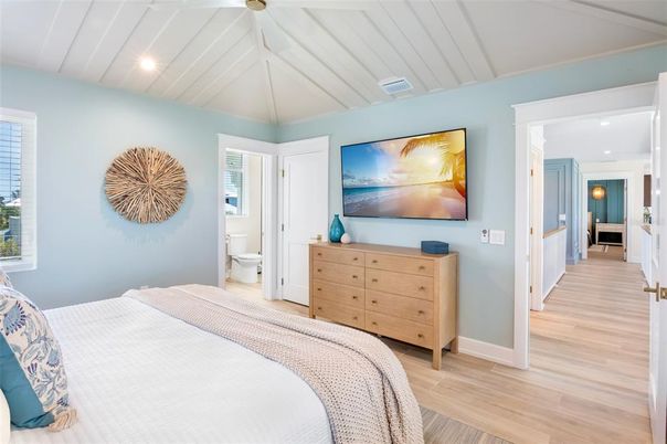 Bathroom, Bedroom, Interior, Recessed Lighting, Wood Texture Flooring
