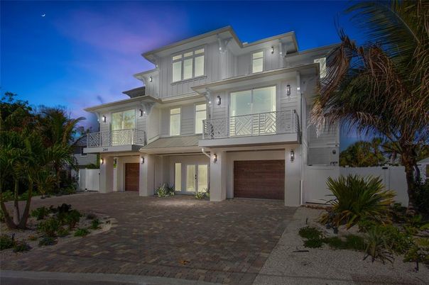 Attached, Exterior, Facade, Modern