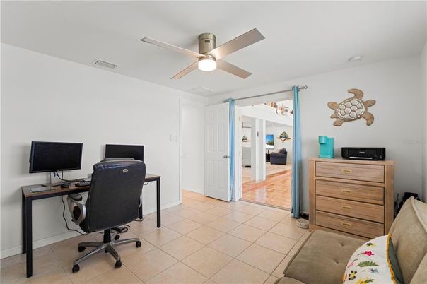 Home Office, Interior