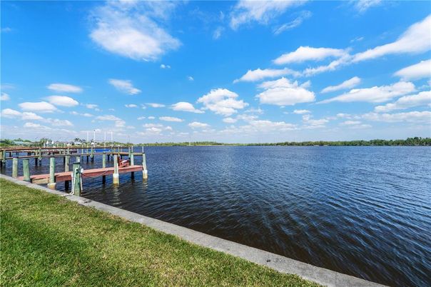 Exterior, Lake