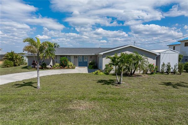 Backyard, Exterior, Facade, Ranch