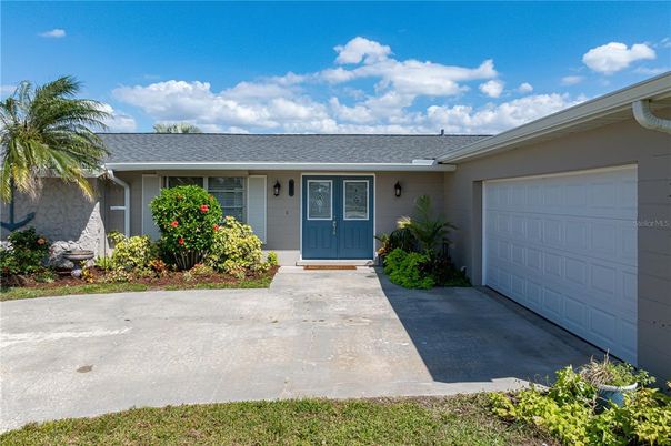 Attached, Exterior, Facade, Ranch