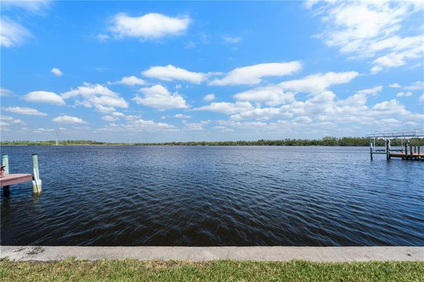 Exterior, Lake