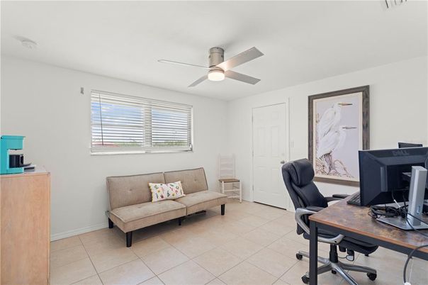 Home Office, Interior