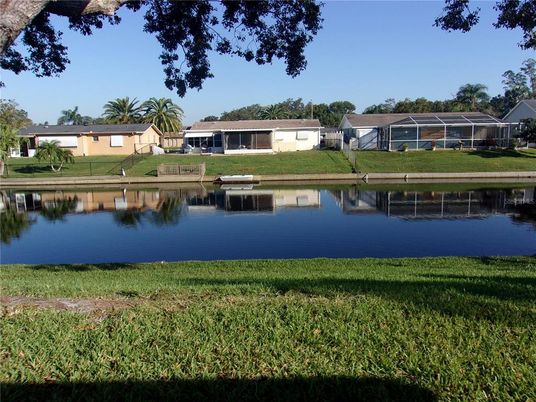 Exterior, Lake
