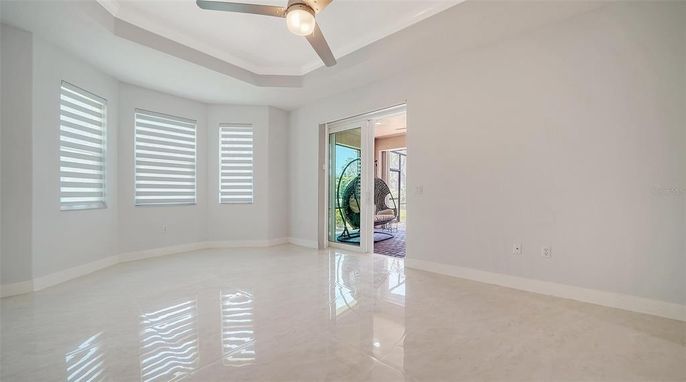 Empty room, Interior