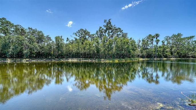 Exterior, Lake