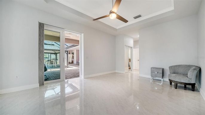 Empty room, Interior